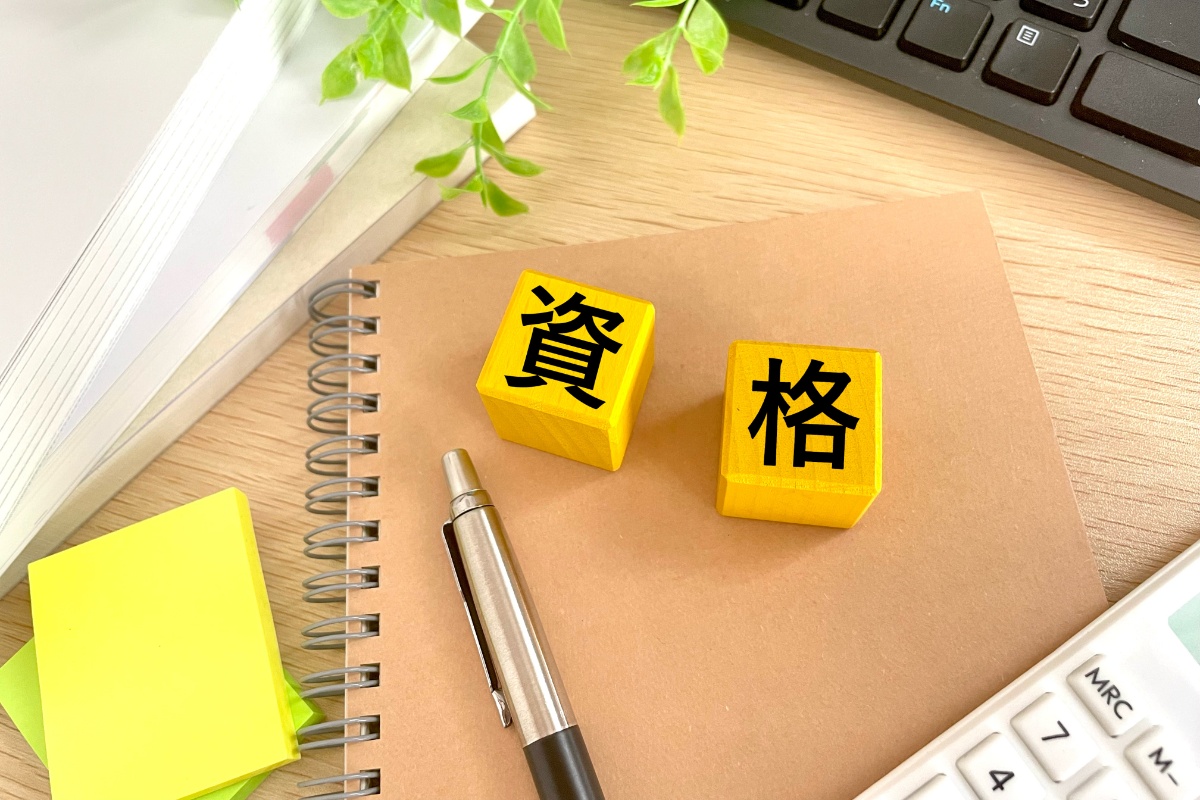 2塗装の仕上げを行う職人